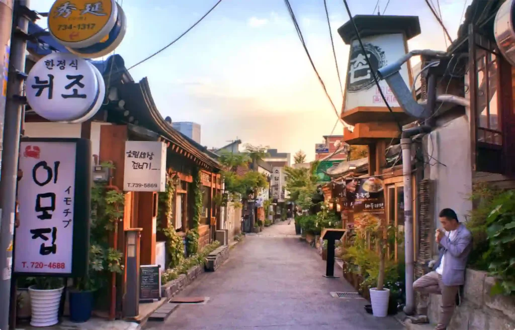 Street view Insadong Markets