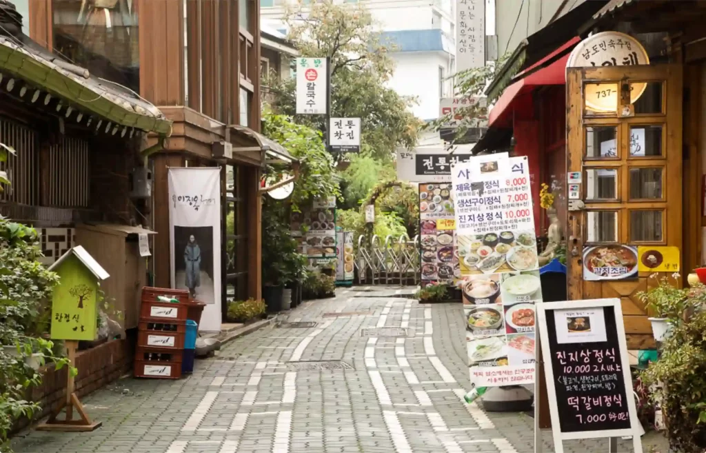 Street view Insadong Markets